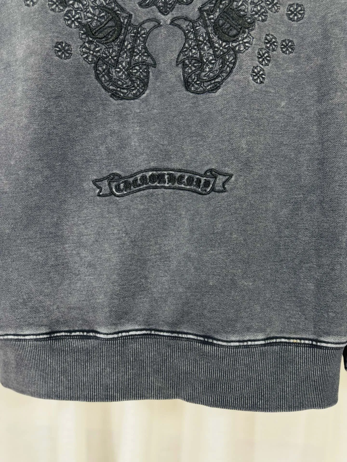 P270 top version, real shot without P, ​​different from market currency) 𝗖𝗵𝗿𝗼𝗺𝗲 𝗛𝗲𝗮𝗿𝘁𝘀/Cro Heart 2025 washed patch embroidery autumn and winter new original single counter American laser burnt 3D three-dimensional color embroidered couple casual sweatshirt 👑The highest version! Customized fabric 430g tripe terry fabric! American acid-washed and distressed original fabric laser burnt ✟appliqué embroidery and exquisite embroidery of letters! The best-selling model in the counter, very comfortable to wear. Accessories: original molded and authenticated collar label➕100% silk wash label. Genuine purchase-grade original hangtag➕matching hanging rope➕3D hanging beads➕original packaging bag. Craftsmanship: The original version has consistent wiring! The highest version of the armhole matching technique! Color: Gray Black Size: S M L XL Style No.: 9301